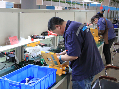 華科電氣成功舉辦“質(zhì)量月”生產(chǎn)技能比武與技術(shù)交流活動(dòng)